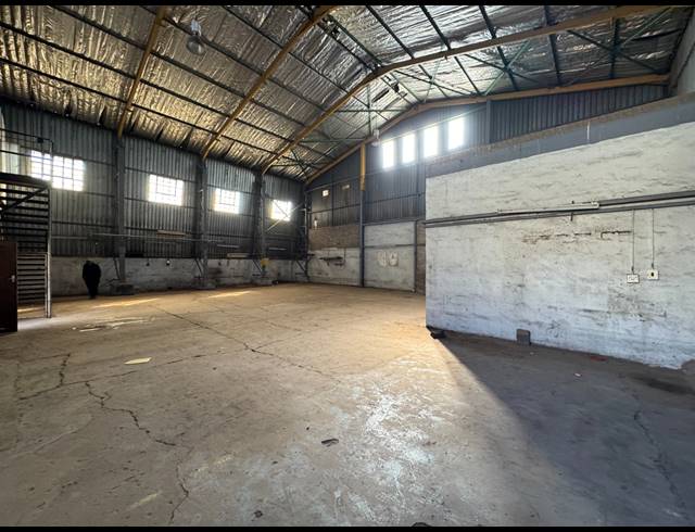 349M² WAREHOUSE TO LET IN MANUFACTA